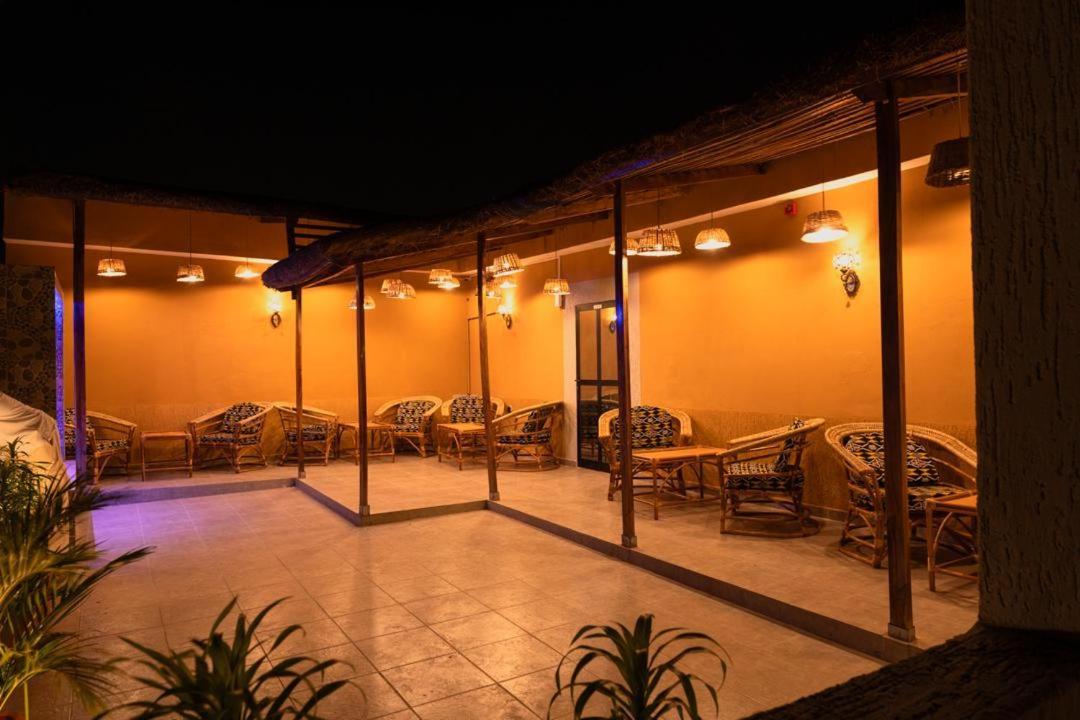 Airport Inn Hotel Ломе Екстериор снимка