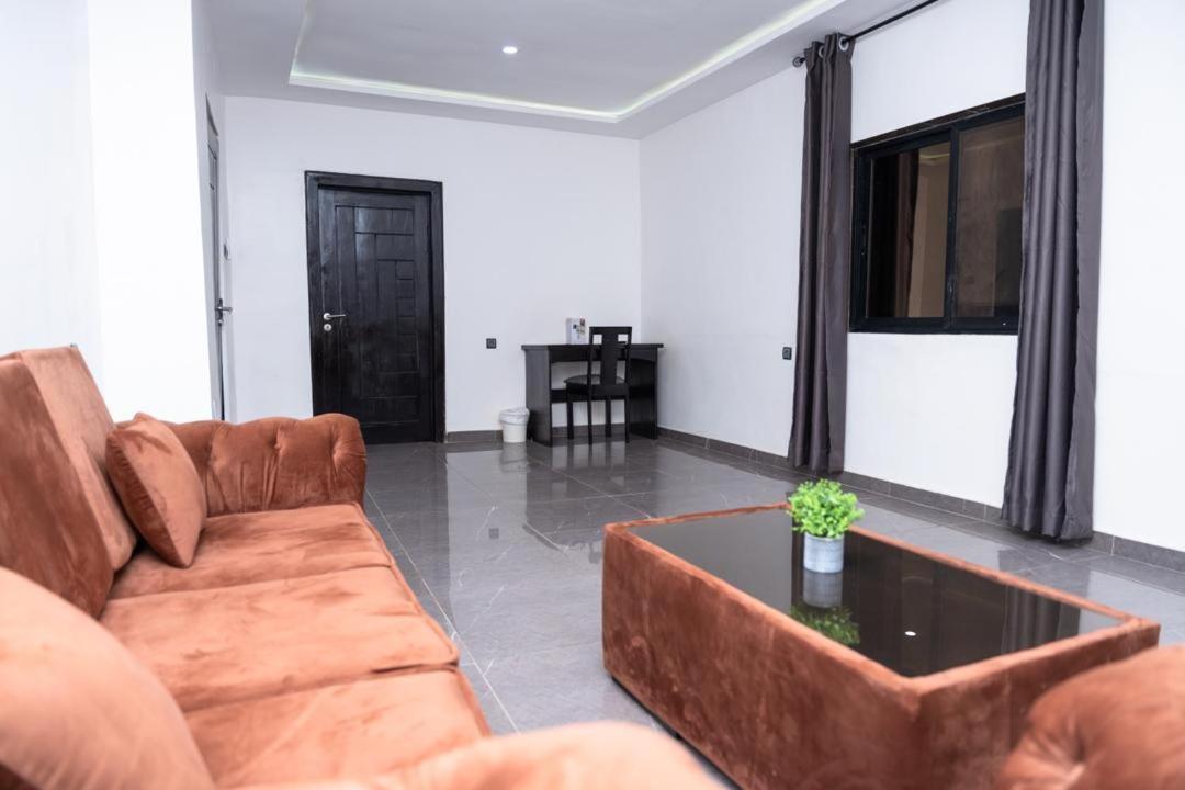 Airport Inn Hotel Ломе Екстериор снимка